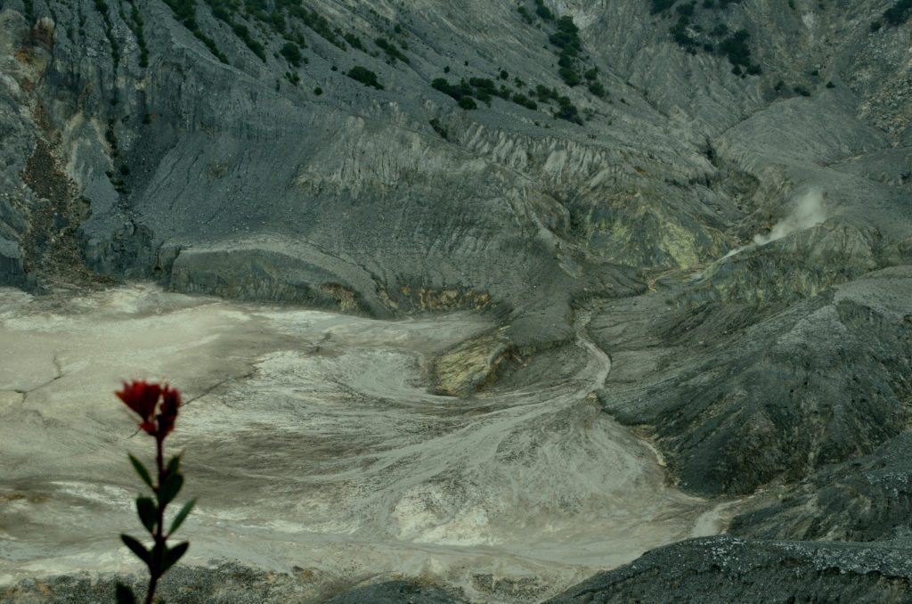 Bandung, Tangkuban Perahu, crater