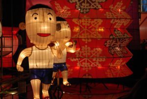 Hongkong-lanterns-men inhurry